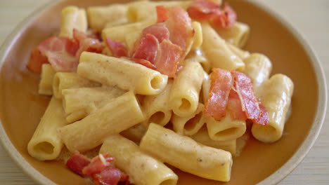 Homemade-spaghetti-rigatoni-pasta-with-white-sauce-and-bacon---Italian-food-style-3