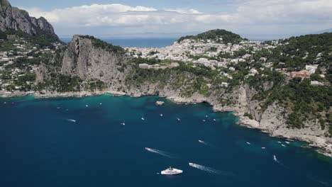 Embarcaciones-De-Recreo-Disfrutando-De-Las-Aguas-Azules-Frente-A-La-Escarpada-Capri,-Italia