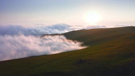Puesta-De-Sol-Sobre-Un-Denso-Valle-Montañoso-Cubierto-De-Nubes-En-Las-Tierras-Altas-De-Adjara,-Georgia