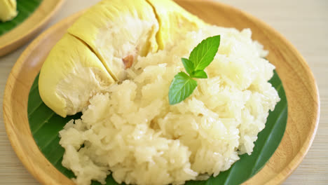 Durian-Mit-Klebrigem-Reis---Süße-Durianschale-Mit-Gelber-Bohne,-Reifer-Durianreis-Gekocht-Mit-Kokosmilch---Asiatisches-Thailändisches-Dessert-Sommer-Tropische-Fruchtnahrung-5