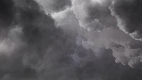 4k-Graue-Blitze-Blitzen-Zwischen-Sich-Bewegenden-Wolken-Am-Himmel-Auf