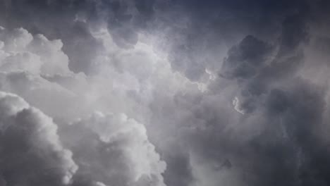 Nubes-Gruesas-De-4k-Moviéndose-En-El-Cielo-Y-Tormentas-Eléctricas