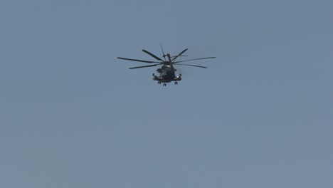 Militärischer-Frachthubschrauber-Fliegt-Durch-Blauen-Himmel