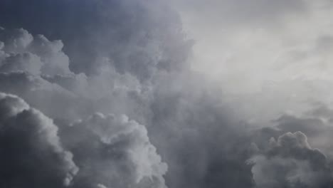 4K-Ansicht-Des-Fliegens-Durch-Dunkle-Cumulonimbus-Wolken