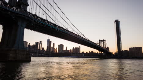 Zeitrafferschwenk-über-Nyc-Manhattan,-Manhattan-Bridge,-Broklyn-Bridge-Und-East-River-Bei-Sonnenuntergang-Aus-Der-Sicht-Von-Dumbo-Brooklyn