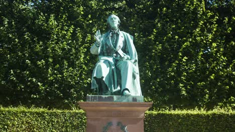 His-Christian-Andersen-Alias-Hc-Andersen,-Estatua-En-Cámara-Lenta-En-El-Jardín-Del-Rey-Copenhague,-Dinamarca