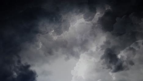 Vista-De-4k-De-Tormenta-En-Nubes-En-Movimiento-En-El-Cielo-Oscuro