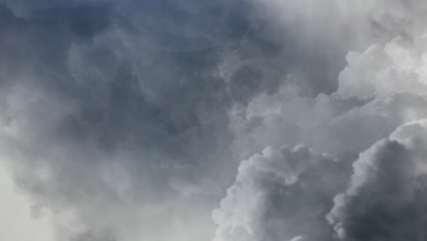 Vista-De-4k-De-Tormenta-Eléctrica,-Volando-A-Través-De-Nubes-Oscuras