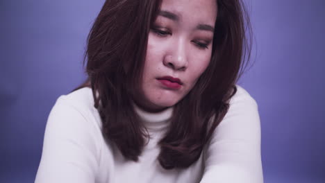 Retrato-De-Mujer-Con-Problema-De-Depresión-Emoción-Triste-Solo-Sobre-Fondo-Púrpura-1