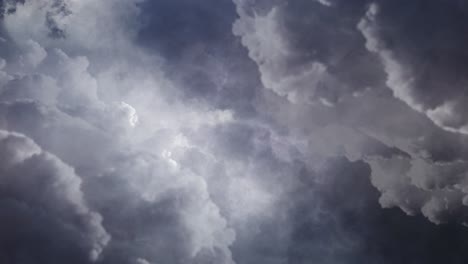 Vista-De-4k-De-Volar-A-Través-De-Nubes-Cumulonimbus-Oscuras