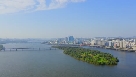 Drohnenschuss,-Der-Von-Der-Insel-Bamseom-Rückwärts-über-Den-Han-Fluss-Fährt,-Bevor-Er-Tagsüber-über-Der-Mapo-Brücke-In-Seoul-City-Vorbeifährt