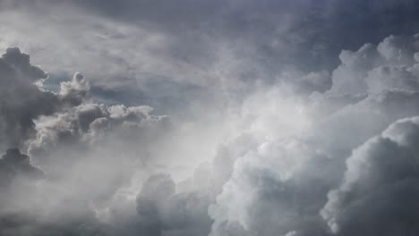 4K-Ansicht-Von-Blitzen-In-Dunklen-Wolken-Am-Dunklen-Himmel