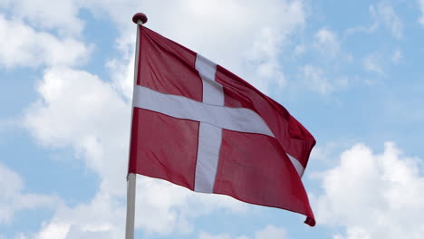 Bandera-Nacional-Danesa-Ondeando-En-El-Viento-A-Cámara-Lenta