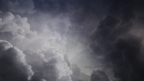 4k-Ansicht-Der-Blitze-Zwischen-Sich-Bewegenden-Wolken-Am-Himmel