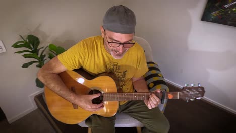 Ein-Ausdrucksstarker-Mann-Unterrichtet-Und-Spricht-Mit-Kleinen-Kindern,-Während-Er-Gitarre-Spielt