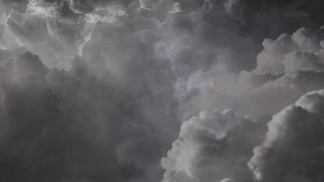 4k-Ansicht-Von-Blitzen-Zwischen-Dunklen-Cumulonimbus-Wolken,-Gewitter-4k