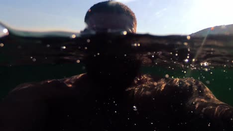Hombre-Disfrutando-Bañándose-En-El-Mar