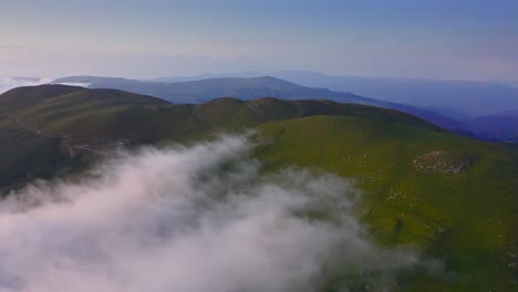 Wolken,-Die-Im-Morgengrauen-über-Das-Bergplateau-Kriechen,-Drohnen-Luftaufnahme
