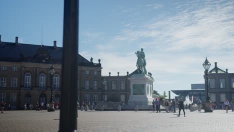 Estatua-Y-Gente-En-La-Plaza-Amalienborg