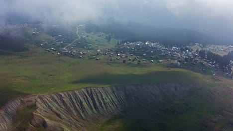 Toma-Aérea-De-Drones:-Montañas-Verdes-Y-Pueblo-De-Verano-En-La-Meseta