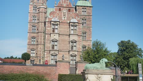 Tilt-shot-of-Rosenborg-Slot---Rosenborg-Castle-in-Kongens-Have-in-Copenhagen,-Denmark