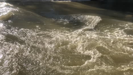 Sich-Langsam-Bewegender-Turbulenter-Wasserfluss-In-Einem-Fluss-An-Einem-Sonnigen-Tag