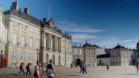 El-Palacio-De-La-Reina-De-Dinamarca,-Amalienborg-En-Copenhague,-Dinamarca