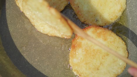 Potato-pancakes-baking-in-a-pan-with-oil-outside-during-the-summer-2