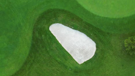 Sandgrube-Golfplatz-Antenne-Drohne-Fliegen-Kreise-über-Grünen-Feldern-Geometrische-Ansicht