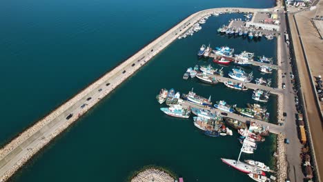 Puerto-Pesquero-Por-La-Mañana-Con-Barcos-Esperando-En-El-Muelle-Para-Ir-A-Pescar-En-El-Mar