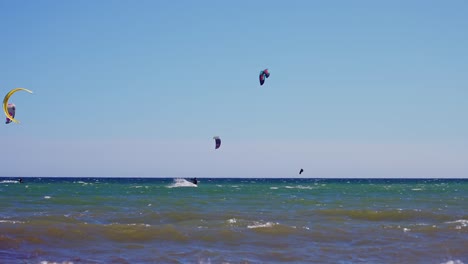 Kitesurfer-Auf-Dem-Meer-Vom-Strand-Aus-Gesehen