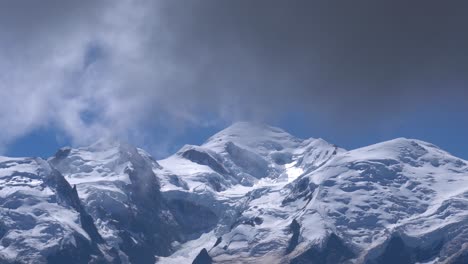 Mont-Blanc-Con-Nubes-Oscuras-Rodando-Al-Frente