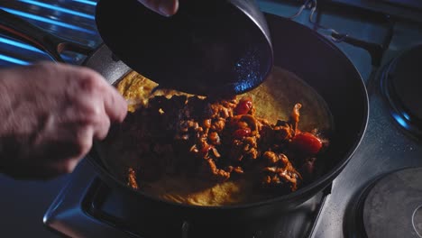 Putenhackfleisch-Quesadilla-In-Heißer-Pfanne-Mit-Tortilla-Wrap-Und-Rührei-Zubereiten