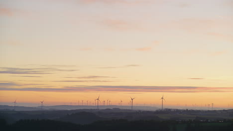 Strom-Windmühlenpark-Panorama-In-Der-Goldenen-Stunde-2