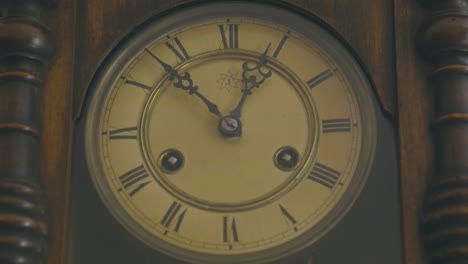 Hermoso-Y-Antiguo-Reloj-De-Péndulo-Colgante,-Detalle-De-Números-Romanos-Y-Manecillas