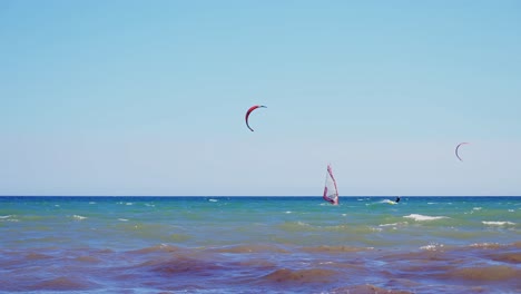 Wind--Und-Kitesurfer-Am-Meer