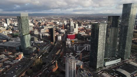Drohnenflug-Aus-Der-Luft,-Der-Einen-Riesigen-Überblick-über-Die-Stadt-Manchester-Und-Ihre-Atemberaubende-Architektur-Zeigt