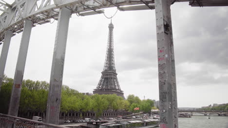 Weite-Aufnahme-Des-Eiffelturms-In-Paris,-Frankreich-Ansicht-Von-Einer-Brücke-Mit-Der-Seine-Im-April-Frühling-4k-Bewölkter-Tag-Tageslicht