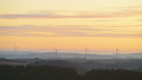 Strom-Windmühlenpark-Panorama-In-Der-Goldenen-Stunde-1