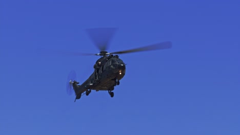 Zoom-En-Un-Helicóptero-De-Ataque-Lleno-De-Soldados-De-Combate