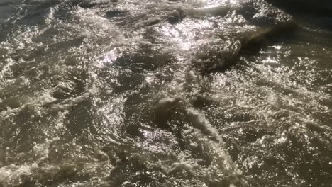 Extreme-Zeitlupenansicht-Des-Schnell-Fließenden-Wasserstroms-Im-Fluss