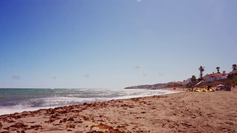 Lapso-De-Tiempo-En-La-Playa-Con-Varios-Kitesurfistas-En-El-Mar