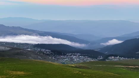 Zeitraffer-Der-Sommerlichen-Bergskyline-Mit-Wolkenverhangenem-Dorf-Im-Morgengrauen,-Beshumi,-Adjara,-Georgia