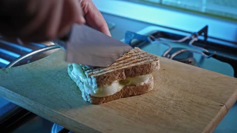 Messerschneiden-Geröstetes-Vollkorn-Sandwich-Mit-Gekochten-Eiern-Und-Mayonnaise-Füllung