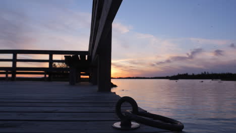 Anlegestelle-Bei-Sonnenuntergang-In-Der-Nähe-Eines-Ruhigen-Und-Friedlichen-Sees-In-Schweden