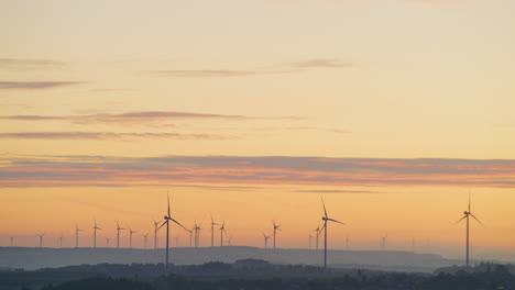 Strom-Windmühlenpark-Panorama-In-Der-Goldenen-Stunde