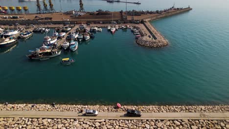 Barco-Pesquero-Saliendo-Del-Puerto-Para-Ir-A-Pescar-En-El-Mar,-Barcos-Anclados-En-Muelles