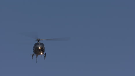 Helicópteros-De-Ataque-Llegan-Al-Campo-De-Batalla---Fondo-De-Cielo-Azul