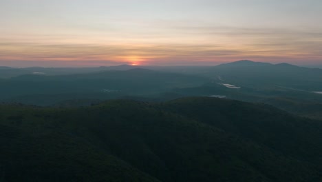 Luftaufnahme-Des-Wunderschönen-Sonnenuntergangs-In-Den-Bergen-Von-Zentralchile