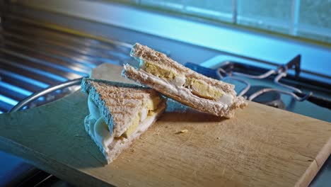 Ei-Toast-Sandwich-Mit-Hühnerbrustsalami-Und-Käse.-Rack-Fokus